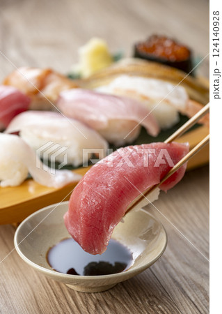 皿に盛られた美味しそうな寿司を箸でつまむ 皿に盛られた美味しそうな寿司を箸でつまむ 124140928