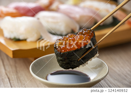 皿に盛られた美味しそうな寿司を箸でつまむ 皿に盛られた美味しそうな寿司を箸でつまむ 124140932