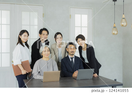 会議する会社員　 124141055