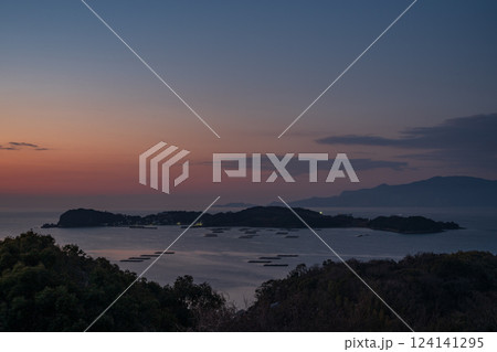 日本の岡山県備前市の頭島の美しい冬の朝の風景 日本の岡山県備前市の頭島の美しい冬の朝の風景 124141295