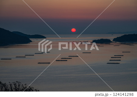 日本の岡山県備前市の頭島の美しい冬の朝の風景 124141298