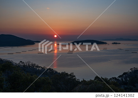 日本の岡山県備前市の頭島の美しい冬の朝の風景 日本の岡山県備前市の頭島の美しい冬の朝の風景 124141302