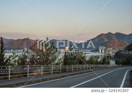 日本の岡山県備前市の頭島の美しい冬の朝の風景 日本の岡山県備前市の頭島の美しい冬の朝の風景 124141307