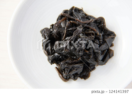 白い皿に盛った葉唐辛子 124141397