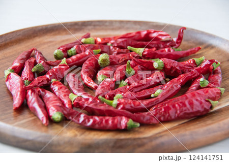 木の皿にのせた赤唐辛子 124141751
