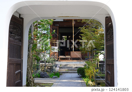 京都嵐山天龍寺塔頭の寺庭 124141803