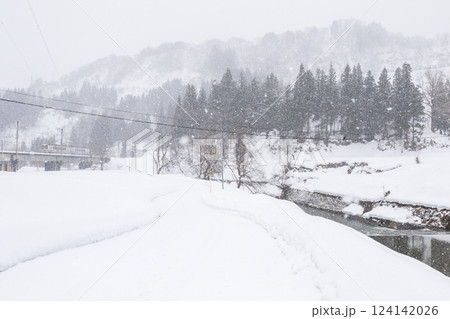 【ほくほく線】豪雪地帯を駆け抜ける列車 124142026