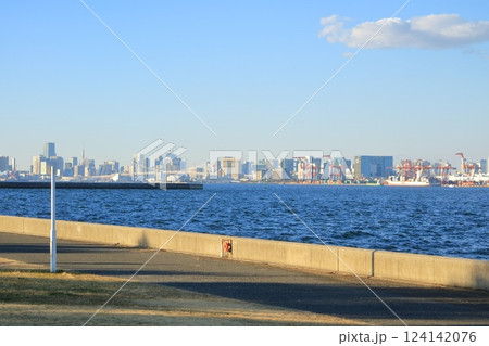東京都・大田区・城南島海浜公園から眺める都心方面の景色 東京都・大田区・城南島海浜公園から眺める都心方面の景色 124142076