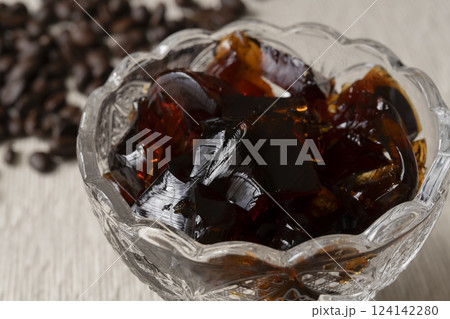 ガラスの器に盛り付けた冷たいコーヒーゼリーとコーヒー豆 自然光 ガラスの器に盛り付けた冷たいコーヒーゼリーとコーヒー豆 自然光 124142280
