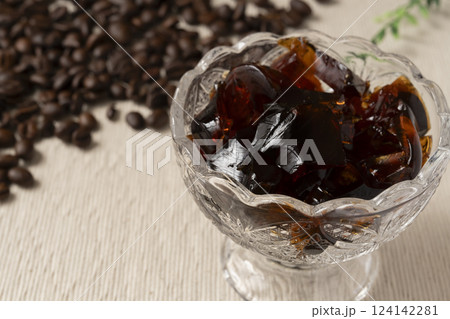 ガラスの器に盛り付けた冷たいコーヒーゼリーとコーヒー豆 自然光 ガラスの器に盛り付けた冷たいコーヒーゼリーとコーヒー豆 自然光 124142281