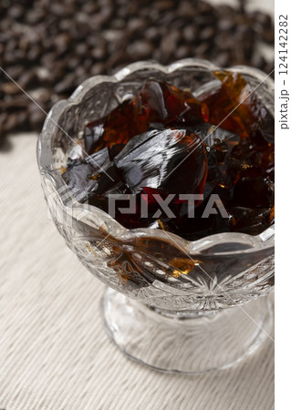 ガラスの器に盛り付けた冷たいコーヒーゼリーとコーヒー豆 自然光 ガラスの器に盛り付けた冷たいコーヒーゼリーとコーヒー豆 自然光 124142282