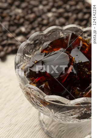 ガラスの器に盛り付けた冷たいコーヒーゼリーとコーヒー豆 自然光 ガラスの器に盛り付けた冷たいコーヒーゼリーとコーヒー豆 自然光 124142284