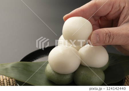 積み団子 彼岸団子 お月見 団子を手でつまむ 積み団子 彼岸団子 お月見 団子を手でつまむ 124142440