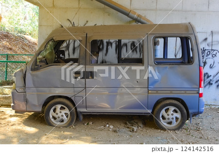 ボロボロの車 124142516