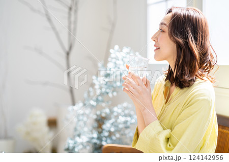 水を飲む女性 水を飲む女性 124142956
