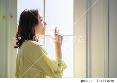 水を飲む女性 124143046