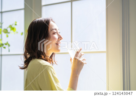 水を飲む女性 124143047