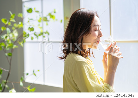 水を飲む女性 水を飲む女性 124143048