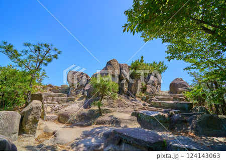 岡山県倉敷市の鷲羽山の山頂展望台(鍾秀峰)の岩山を見る 124143063