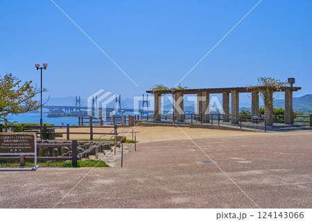 岡山県倉敷市の鷲羽山の遊歩道から広場(第二展望台)方面を見る 岡山県倉敷市の鷲羽山の遊歩道から広場(第二展望台)方面を見る 124143066