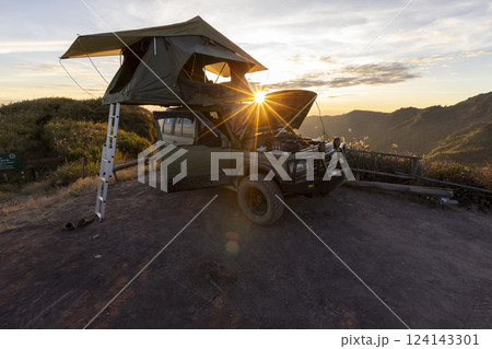 Roof of the car with canoe and touristic tent. Roof of the car with canoe and touristic tent. 124143301