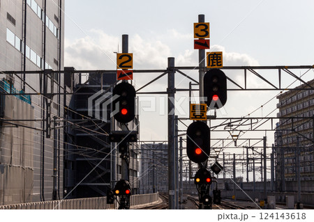 赤信号が表示された鉄道の信号機【熊本駅の出発信号機 停止現示】 124143618