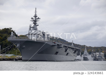港の護衛艦 124143661