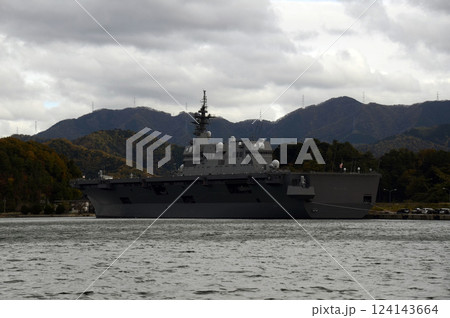 港の護衛艦 124143664