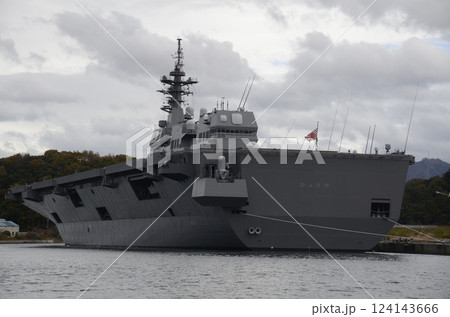 港の護衛艦 124143666