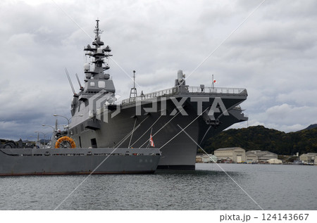 港の護衛艦 124143667