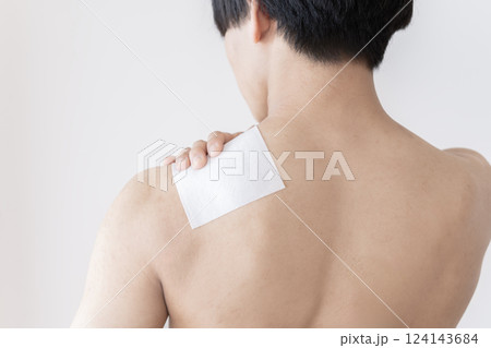 肩に湿布を貼る男性　肩痛　肩こり　湿布　筋肉痛 124143684