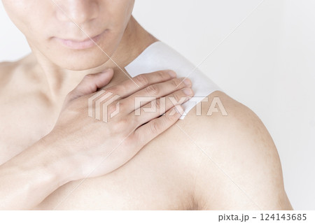 肩に湿布を貼る男性 肩痛 肩こり 湿布 筋肉痛 肩に湿布を貼る男性 肩痛 肩こり 湿布 筋肉痛 124143685