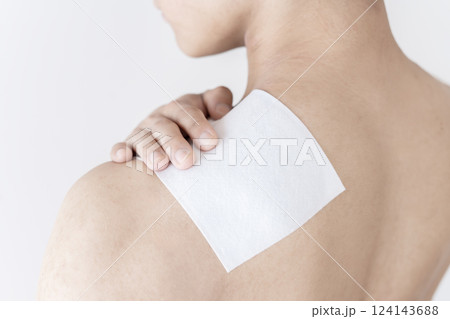 肩に湿布を貼る男性　肩痛　肩こり　湿布　筋肉痛 124143688