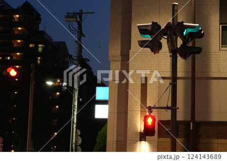 夕暮れの灯りと信号機 - いつもの風景 - 3:2 124143689