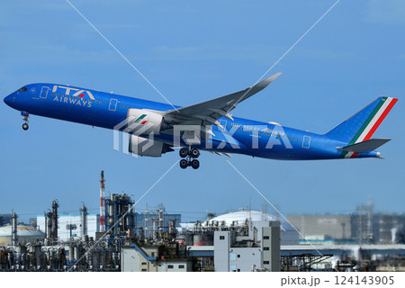 ITA Airways A350-900羽田離陸上昇 124143905