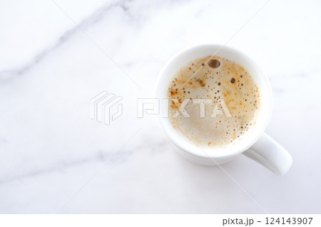 淹れたてのコーヒー(カフェラテ)が入ったマグカップを、真上から俯瞰した画像 淹れたてのコーヒー(カフェラテ)が入ったマグカップを、真上から俯瞰した画像 124143907