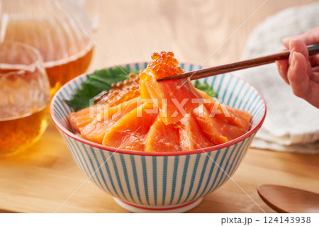 サーモンいくら丼 – 新鮮なサーモンといくらの海鮮丼 124143938