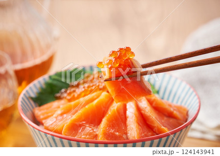 サーモンいくら丼 – 新鮮なサーモンといくらの海鮮丼 サーモンいくら丼 – 新鮮なサーモンといくらの海鮮丼 124143941