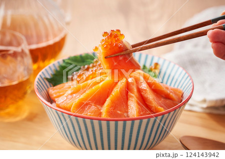 サーモンいくら丼 – 新鮮なサーモンといくらの海鮮丼 124143942