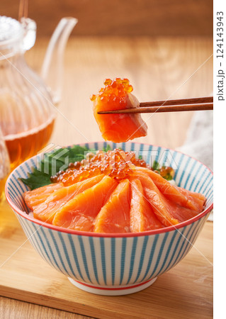 サーモンいくら丼 – 新鮮なサーモンといくらの海鮮丼 124143943