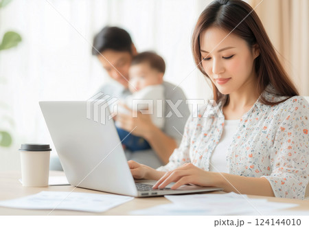 仕事と家庭のバランスを取る決意のある女性の映画のようなシーン、在宅勤務のコンセプト。 仕事と家庭のバランスを取る決意のある女性の映画のようなシーン、在宅勤務のコンセプト。 124144010