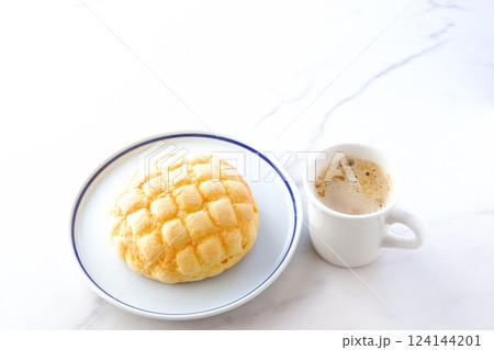 おいしそうなメロンパンと、淹れたてのコーヒー（カフェラテ）で、おやつの時間	 124144201