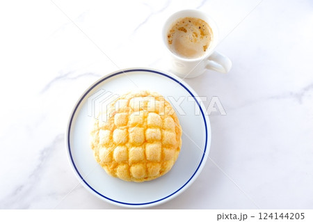 おいしそうなメロンパンと、淹れたてのコーヒー(カフェラテ)で、おやつの時間 おいしそうなメロンパンと、淹れたてのコーヒー(カフェラテ)で、おやつの時間 124144205
