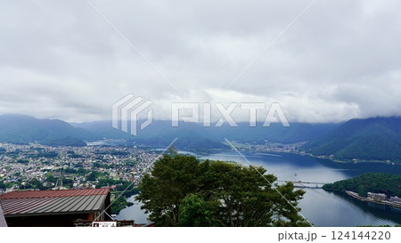 展望台から見た富士山麓の河口湖周辺 124144220