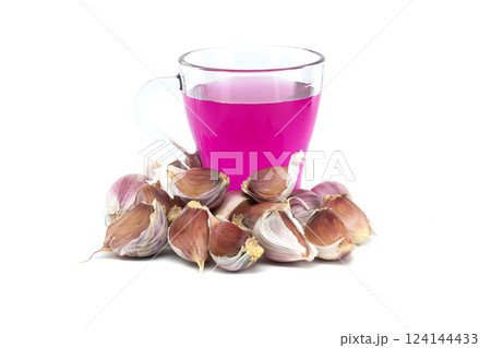 Garlic cloves soak in potassium permanganate solution for planting Garlic cloves soak in potassium permanganate solution for planting 124144433