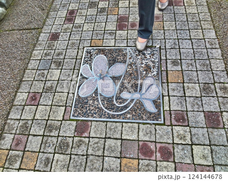 宝塚大劇場へ続く「はなの道」上の飾り石 124144678