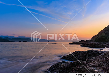 静岡県　下田市　早朝の 九十浜海水浴場 124145308