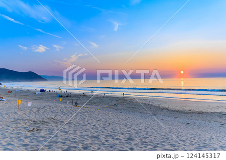 静岡県　下田市　早朝の 白浜大浜海水浴場 124145317