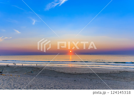 静岡県　下田市　早朝の 白浜大浜海水浴場 124145318