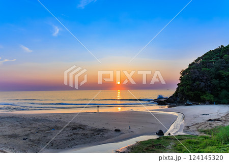 静岡県　下田市　早朝の 白浜大浜海水浴場 124145320